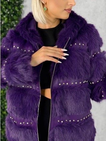 Dámsky fialový kožuch s ozdobnými kamienakmi a kapucňou