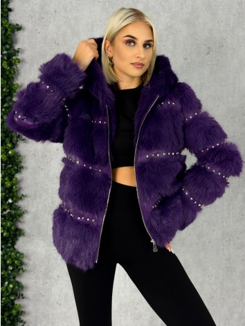 Dámsky fialový kožuch s ozdobnými kamienakmi a kapucňou