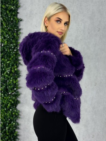 Dámsky fialový kožuch s ozdobnými kamienakmi a kapucňou