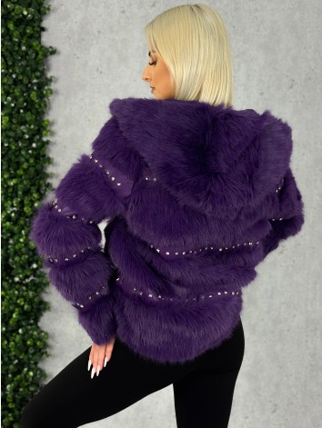 Dámsky fialový kožuch s ozdobnými kamienakmi a kapucňou