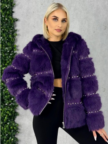 Dámsky fialový kožuch s ozdobnými kamienakmi a kapucňou