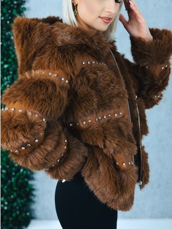 Dámsky hnedý kožuch s ozdobnými kamienakmi a kapucňou
