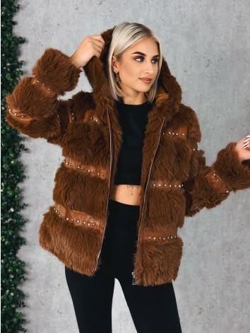 Dámsky hnedý kožuch s ozdobnými kamienakmi a kapucňou