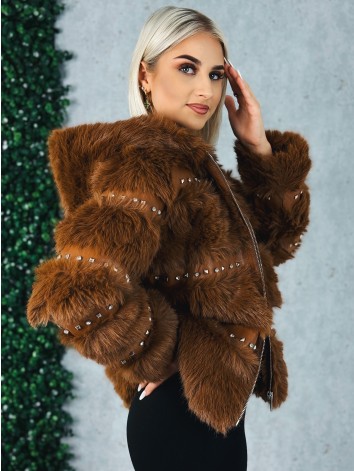 Dámsky hnedý kožuch s ozdobnými kamienakmi a kapucňou