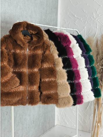 Dámsky hnedý kožuch s ozdobnými kamienakmi a kapucňou