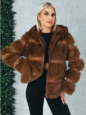 Dámsky hnedý kožuch s ozdobnými kamienakmi a kapucňou