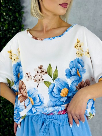 Dámsky modrý letný komplet s kvetmi a širokými nohavicami