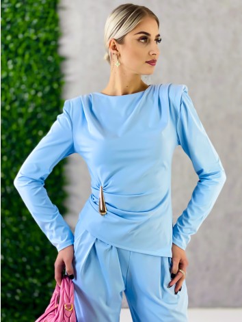 Dámsky modrý priliehavý komplet so širokými nohavicami a topom so zlatou sponou