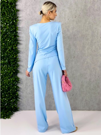 Dámsky modrý priliehavý komplet so širokými nohavicami a topom so zlatou sponou