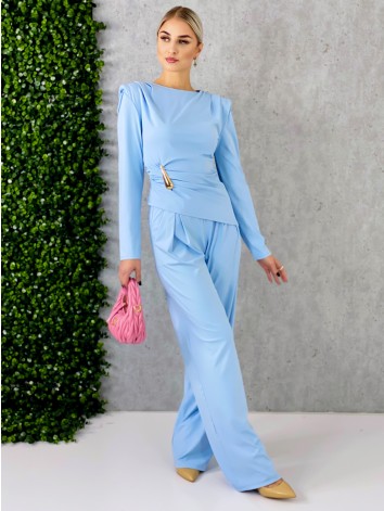 Dámsky modrý priliehavý komplet so širokými nohavicami a topom so zlatou sponou