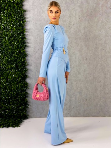 Dámsky modrý priliehavý komplet so širokými nohavicami a topom so zlatou sponou