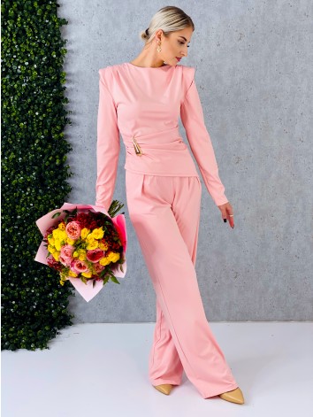 Dámsky ružový priliehavý komplet so širokými nohavicami a topom so zlatou sponou