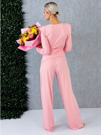 Dámsky ružový priliehavý komplet so širokými nohavicami a topom so zlatou sponou