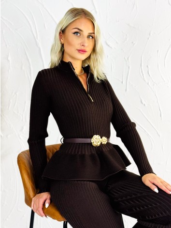 Dámsky úpletový komplet s peplum topom a nohavicami hnedý