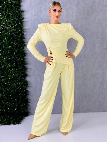 Dámsky žltý priliehavý komplet so širokými nohavicami a topom so zlatou sponou
