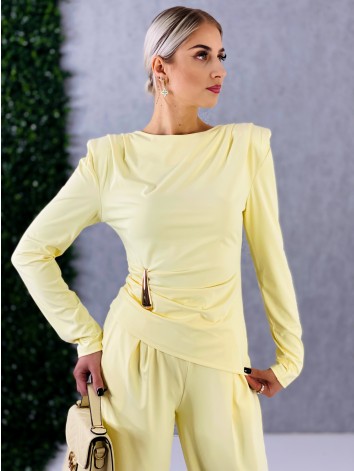 Dámsky žltý priliehavý komplet so širokými nohavicami a topom so zlatou sponou