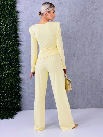 Dámsky žltý priliehavý komplet so širokými nohavicami a topom so zlatou sponou