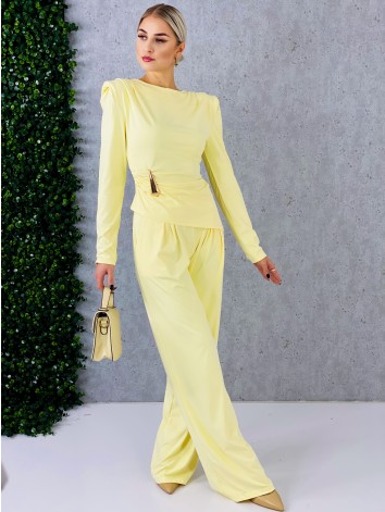 Dámsky žltý priliehavý komplet so širokými nohavicami a topom so zlatou sponou