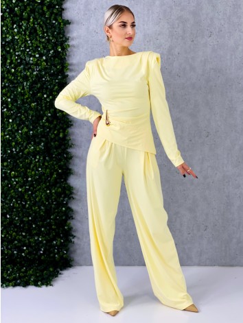 Dámsky žltý priliehavý komplet so širokými nohavicami a topom so zlatou sponou