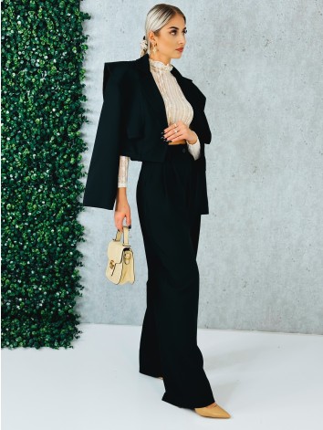 Elegantný čierny dvojdielny kostým s vysokým komfortom pre všetky príležitosti
