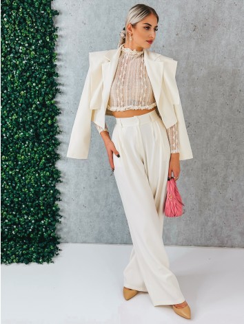 Elegantný maslový dvojdielny kostým s vysokým komfortom pre všetky príležitosti