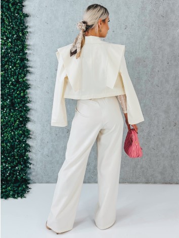 Elegantný maslový dvojdielny kostým s vysokým komfortom pre všetky príležitosti