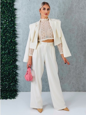 Elegantný maslový dvojdielny kostým s vysokým komfortom pre všetky príležitosti