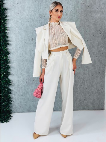 Elegantný maslový dvojdielny kostým s vysokým komfortom pre všetky príležitosti