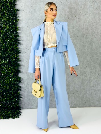 Elegantný modrý dvojdielny kostým s vysokým komfortom pre všetky príležitosti