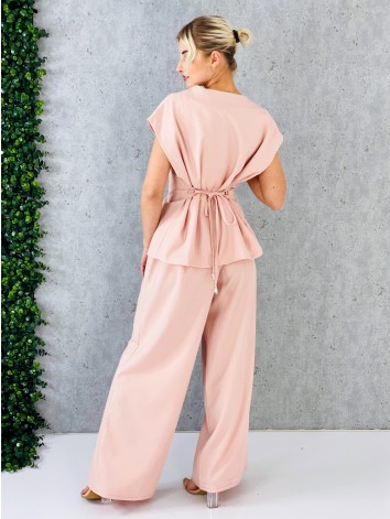 Elegantný ružový dvojdielny kostým s jemným pružkovaným efektom vesta + nohavice s opaskom