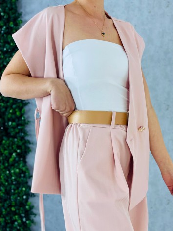 Elegantný ružový dvojdielny kostým s jemným pružkovaným efektom vesta + nohavice s opaskom
