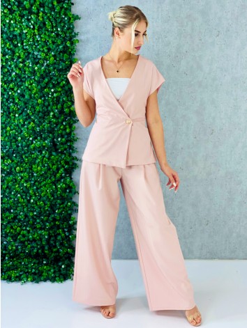 Elegantný ružový dvojdielny kostým s jemným pružkovaným efektom vesta + nohavice s opaskom