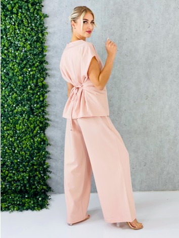 Elegantný ružový dvojdielny kostým s jemným pružkovaným efektom vesta + nohavice s opaskom