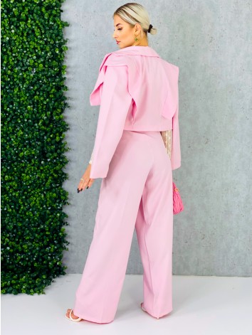 Elegantný ružový dvojdielny kostým s vysokým komfortom pre všetky príležitosti