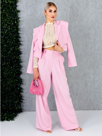 Elegantný ružový dvojdielny kostým s vysokým komfortom pre všetky príležitosti