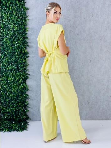 Elegantný žltý dvojdielny kostým s jemným pružkovaným efektom vesta + nohavice s opaskom