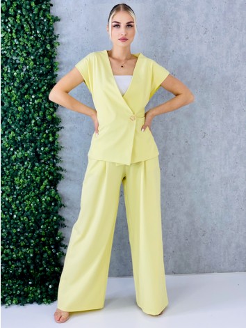 Elegantný žltý dvojdielny kostým s jemným pružkovaným efektom vesta + nohavice s opaskom