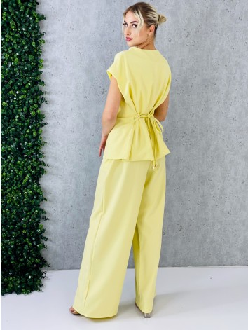 Elegantný žltý dvojdielny kostým s jemným pružkovaným efektom vesta + nohavice s opaskom