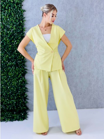Elegantný žltý dvojdielny kostým s jemným pružkovaným efektom vesta + nohavice s opaskom