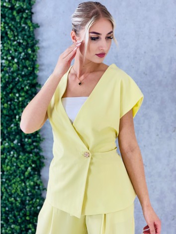 Elegantný žltý dvojdielny kostým s jemným pružkovaným efektom vesta + nohavice s opaskom