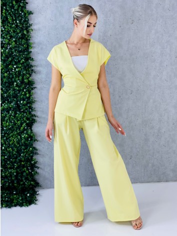 Elegantný žltý dvojdielny kostým s jemným pružkovaným efektom vesta + nohavice s opaskom
