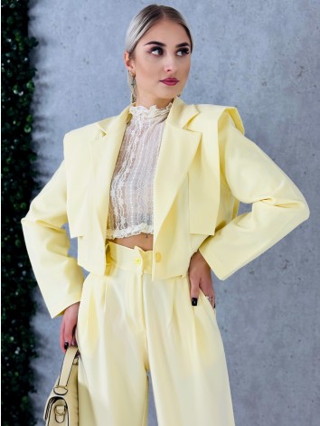 Elegantný žltý dvojdielny kostým s vysokým komfortom pre všetky príležitosti