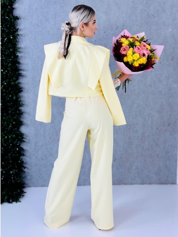 Elegantný žltý dvojdielny kostým s vysokým komfortom pre všetky príležitosti