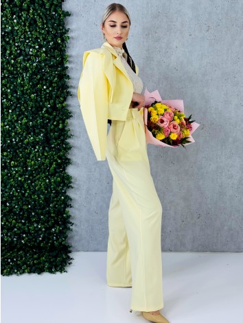 Elegantný žltý dvojdielny kostým s vysokým komfortom pre všetky príležitosti