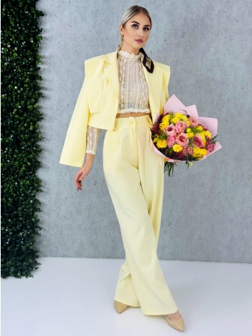 Elegantný žltý dvojdielny kostým s vysokým komfortom pre všetky príležitosti