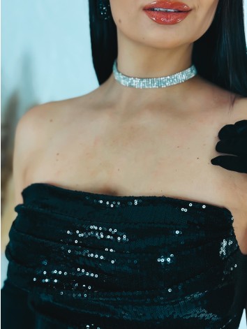 Exkluzívne dámske dlhé čierne spoločenské šaty s flitrami a rozparkom