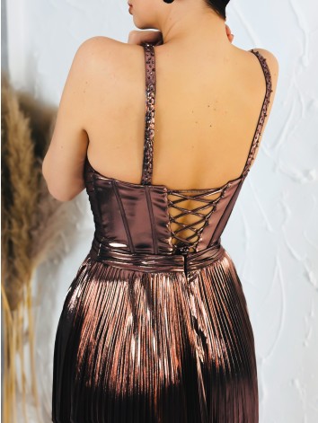 Exkluzívne dámske lesklé plisované spoločenské šaty s rozparkom - medené