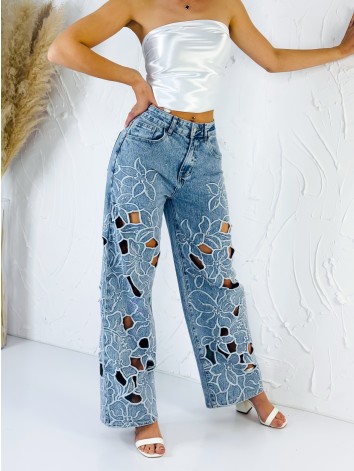 Exkluzívne dámske svetlomodré rifle s kvetinovými výrezmi a vysokým pásom