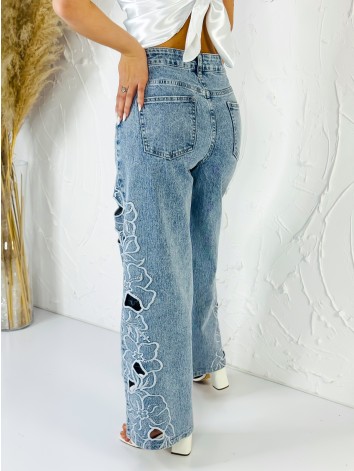 Exkluzívne dámske svetlomodré rifle s kvetinovými výrezmi a vysokým pásom