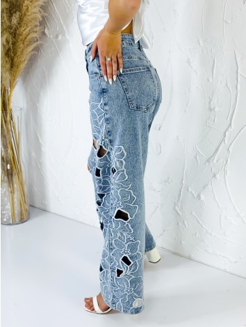 Exkluzívne dámske svetlomodré rifle s kvetinovými výrezmi a vysokým pásom